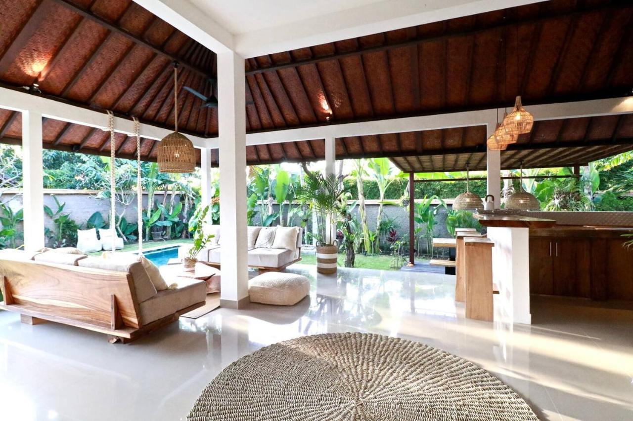 Santai, Huge Garden Square Villa Seminyak (Bali)