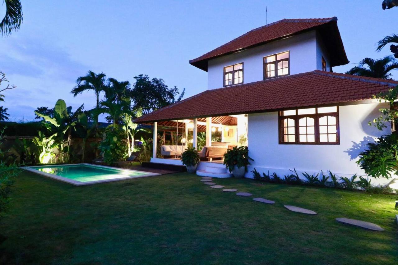 Santai, Huge Garden Square Villa Seminyak (Bali)